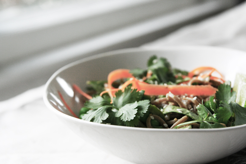 Soba noodle bowl with spinach, carrots, sweet peas and ginger peanut sauce