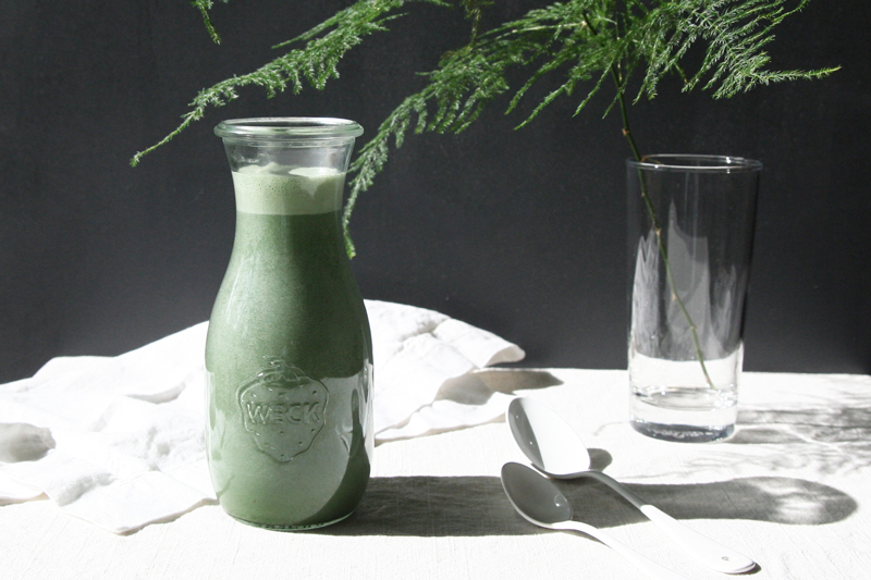 Blue-green spirulina milk